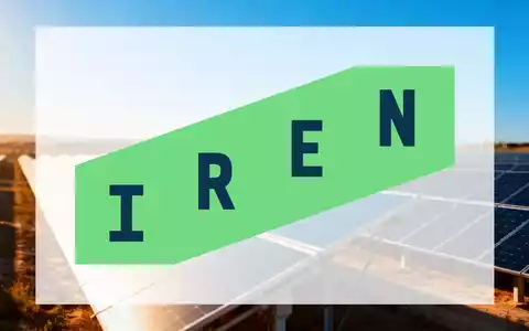 Eine weitläufige Solaranlage in Spanien mit Reihen von Photovoltaikmodulen unter blauem Himmel. - Foto: über boerse-global.de