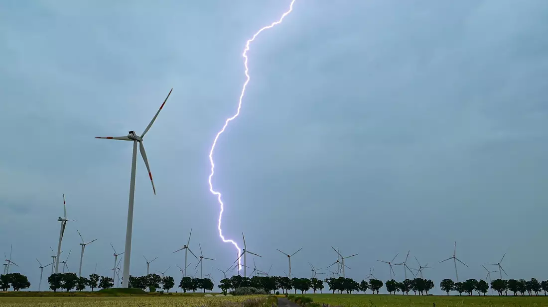 Gewitter, Stürme und Hitze zeigten am Wochenende bereits erste Spuren. - Bild: Patrick Pleul/dpa