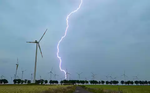Gewitter, Stürme und Hitze zeigten am Wochenende bereits erste Spuren. - Foto: Patrick Pleul/dpa