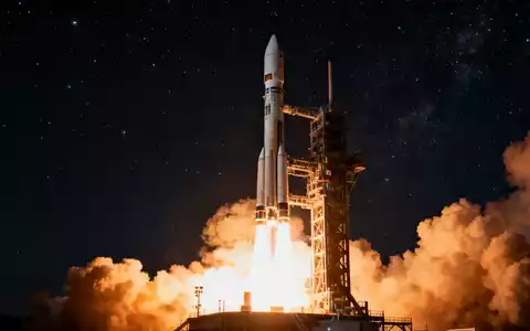 Eine Rakete startet nachts, mit leuchtendem Abgasstrahl und Rauch auf dem Startplatz. - Foto: über boerse-global.de