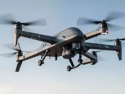 Eine moderne unbemannte Drohne fliegt vor einem klaren Himmel und symbolisiert fortschrittliche Verteidigungstechnologie. - Foto: über boerse-global.de