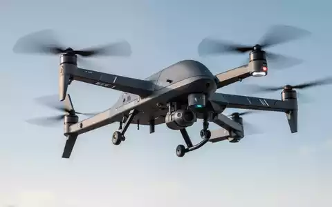 Eine moderne unbemannte Drohne fliegt vor einem klaren Himmel und symbolisiert fortschrittliche Verteidigungstechnologie. - Foto: über boerse-global.de