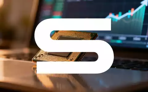 Nahaufnahme eines STMicroelectronics-Mikrochips auf einer reflektierenden Oberfläche, mit einem unscharfen Finanzdiagramm im Hintergrund. - Foto: über boerse-global.de