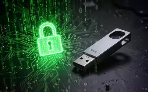 A glowing green circuit board with binary code, a digital padlock, and a stylized USB drive, symbolizing a cyber threat. - Foto: über boerse-global.de