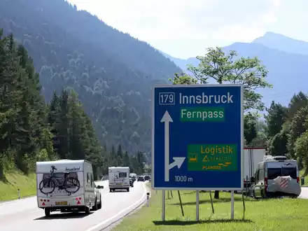Für zwei Stunden bleibt der Fernpass am 27. Juni wegen einer Demo gesperrt. - Foto: Karl-Josef Hildenbrand/dpa