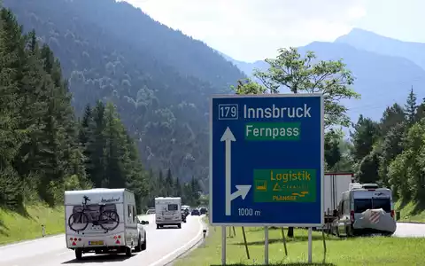 Für zwei Stunden bleibt der Fernpass am 27. Juni wegen einer Demo gesperrt. - Foto: Karl-Josef Hildenbrand/dpa