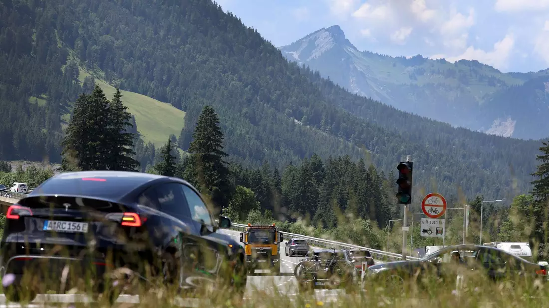 Auch der Fernpass ist eine vielbefahrene Ferien-Route. - Bild: Karl-Josef Hildenbrand/dpa