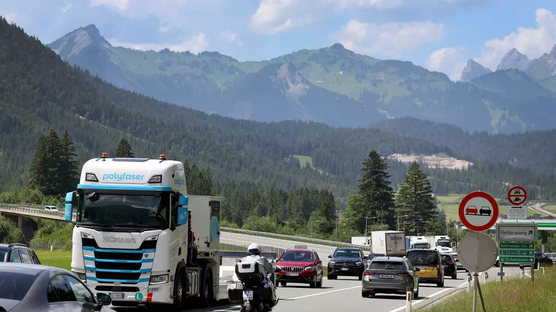 Auch am Fernpass klagen Anwohner über den Transitverkehr. - Bild: Karl-Josef Hildenbrand/dpa