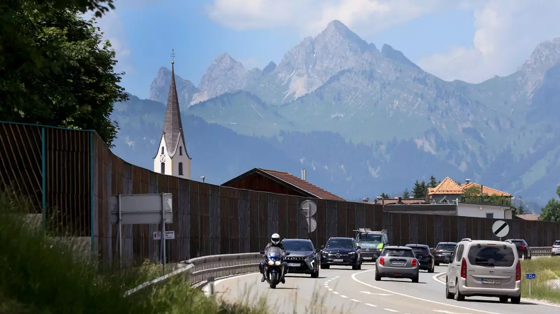 Ab in den Süden - auch der Fernpass ist hier eine beliebte Route. - Bild: Karl-Josef Hildenbrand/dpa
