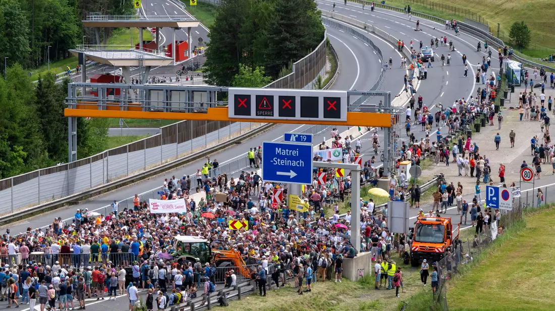 Ende Mai war mitten wegen einer Demo die Brenner-Autobahn von morgens bis abends gesperrt. (Archivfoto)   - Bild: Peter Kneffel/dpa