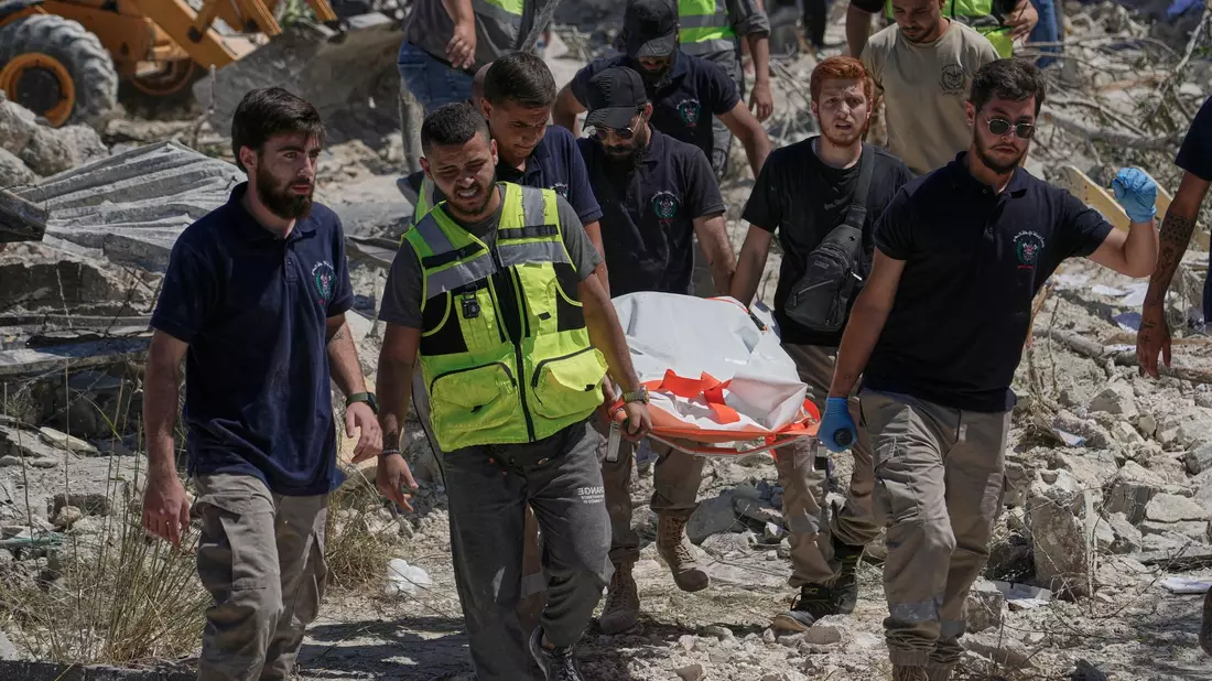Die Kämpfe zwischen israelischem Militär und Hisbollah gehen trotz jüngster Waffenruhe weiter.  - Bild: Mohammed Zaatari/AP/dpa