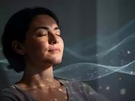 Eine Person in einem ruhigen Raum, die nachdenklich und gelassen wirkt, mit sanftem Licht, das eine friedliche Atmosphäre schafft. - Foto: über boerse-global.de