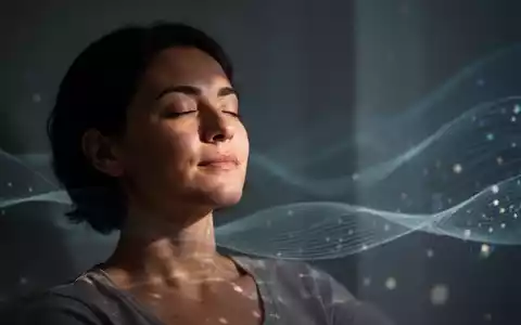 Eine Person in einem ruhigen Raum, die nachdenklich und gelassen wirkt, mit sanftem Licht, das eine friedliche Atmosphäre schafft. - Foto: über boerse-global.de