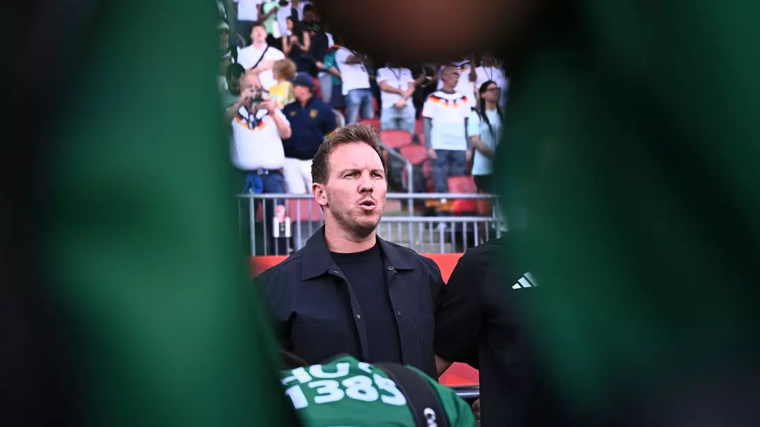 Julian Nagelsmann mag die Situation bei der Nationalhymne mit den Fotografen vor ihm nicht.  - Bild: Tom Weller/dpa