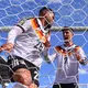 Ball und Schütze im Tor. Kai Havertz läuft jubelnd zu Deniz Undav (l).  - Bild: Tom Weller/dpa