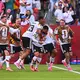 Kollektiver Jubelrausch: Mitspieler und auch die Reservisten stürmen zu Deniz Undav nach dem Siegtor in der Nachspielzeit.   - Bild: Tom Weller/dpa