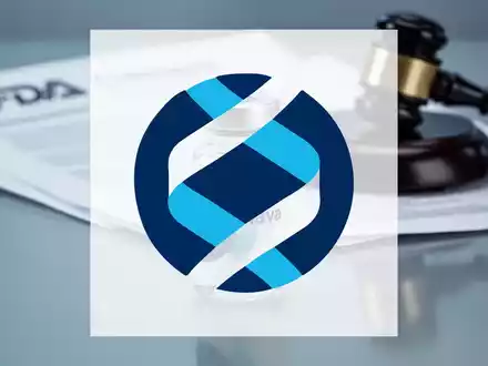 Pharmazeutische Ampulle mit der Aufschrift Lytenava vor unscharfen FDA-Dokumenten und einem Richterhammer. - Foto: über boerse-global.de