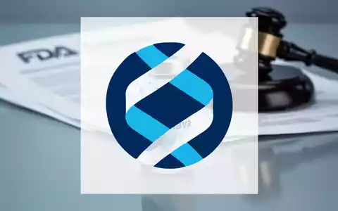 Pharmazeutische Ampulle mit der Aufschrift Lytenava vor unscharfen FDA-Dokumenten und einem Richterhammer. - Foto: über boerse-global.de