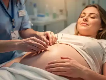 Eine Hebamme führt bei einer schwangeren Frau Akupunktur durch, wobei der Fokus auf den Händen und Nadeln liegt. - Foto: über boerse-global.de
