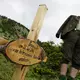 Ein Holzkreuz im Rotwandgebiet gibt die Schuld an Brunos Abschuss «Mördern». (Archivbild)  - Bild: Peter Kneffel/dpa