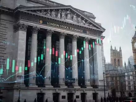 Eine stilisierte Darstellung der Londoner Börse mit einem subtilen Overlay eines digitalen Aktiencharts und Londoner Wahrzeichen im Hintergrund. - Foto: über boerse-global.de