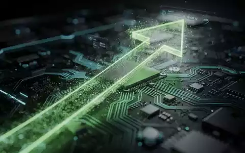 Grüner, aufwärts gerichteter Pfeil durch eine Mikrochip-Platine, der das Wachstum der TSMC-Aktie im Technologiesektor symbolisiert. - Foto: über boerse-global.de