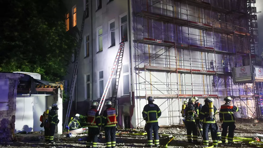 Bei dem Brand in der Nähe des Hamburger Hauptbahnhofs wurden 14 Menschen verletzt. - Bild: Bodo Marks/dpa