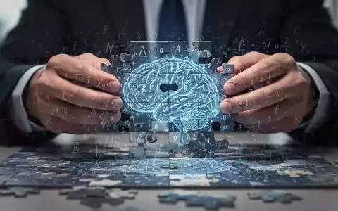 Hände legen ein komplexes Puzzle mit mathematischen Symbolen und gehirnähnlichen Mustern zusammen, im Hintergrund verschwommen. - Foto: über boerse-global.de