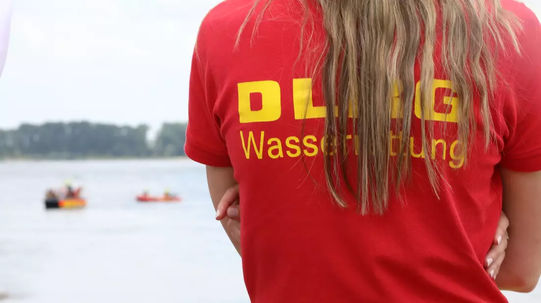 Nach einem Bad im Rhein werden mehrere Menschen vermisst. (Archivbild) - Bild: Sascha Thelen/dpa