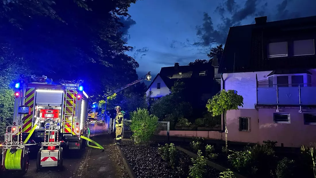 FW-EN: Dachstuhlbrand nach Gewitter in der Ender Mark - Feuerwehr verhindert größere Brandausbreitung - Bild: presseportal.de