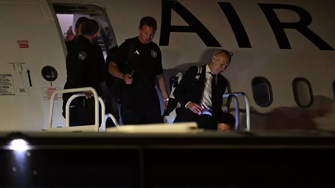 Nach der Rückkehr aus Toronto stiegen Julian Nagelsmann und das DFB-Team plötzlich als Gruppensieger aus dem Flieger. - Bild: Federico Gambarini/dpa