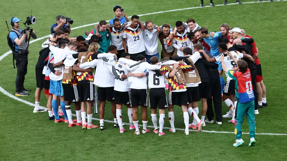 Die DFB-Elf kam zu einem Gewinnerkreis zusammen - ein starkes Symbol.  - Bild: Christian Charisius/dpa
