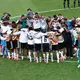 Die DFB-Elf kam zu einem Gewinnerkreis zusammen - ein starkes Symbol.  - Bild: Christian Charisius/dpa