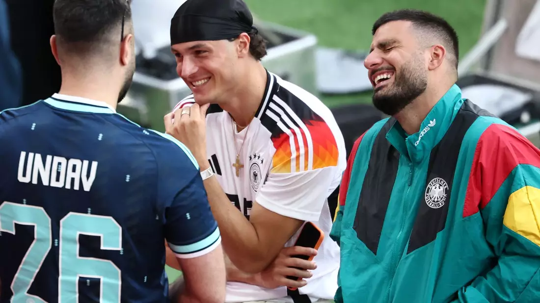 Deniz Undav (r.) hat bei der WM so richtig gut lachen.  - Bild: Christian Charisius/dpa