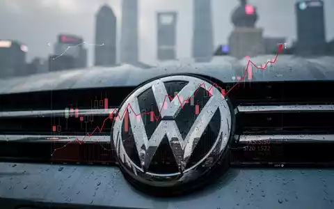 Ein detailliertes Volkswagen-Emblem, teilweise verdeckt von einem fallenden Finanzgrafik, mit einer unscharfen Shanghai-Skyline im Hintergrund. - Foto: über boerse-global.de