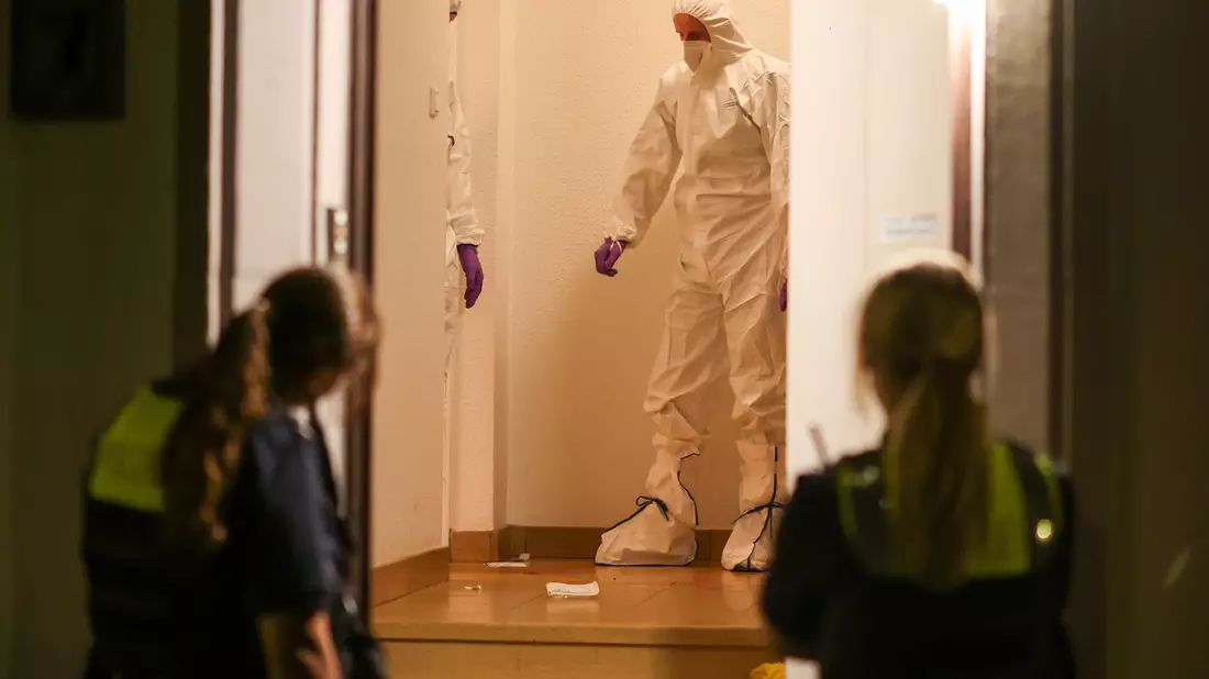 Der Verdächtige war laut Polizei mit einem Messer bewaffnet.  - Bild: Christoph Reichwein/dpa