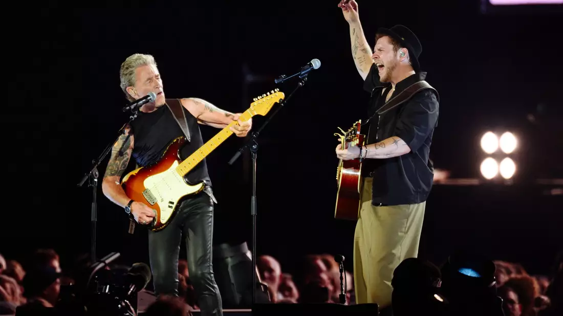 Maffay (l-r) und Oerding spielen gemeinsam auf der Bühne im Hamburger Volksparkstadion. - Bild: Gregor Fischer/dpa