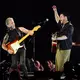 Maffay (l-r) und Oerding spielen gemeinsam auf der Bühne im Hamburger Volksparkstadion. - Bild: Gregor Fischer/dpa