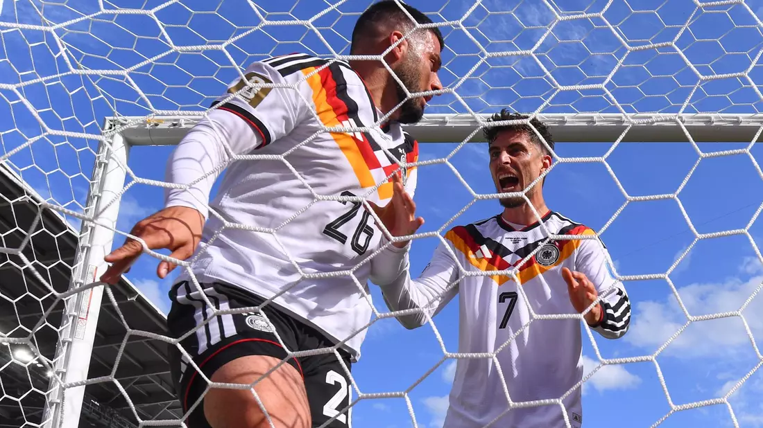 Ball und Schütze im Tor. Kai Havertz läuft jubelnd zu Deniz Undav (l).  - Bild: Tom Weller/dpa