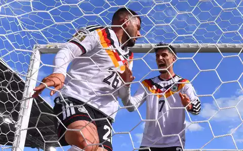 Ball und Schütze im Tor. Kai Havertz läuft jubelnd zu Deniz Undav (l).  - Foto: Tom Weller/dpa