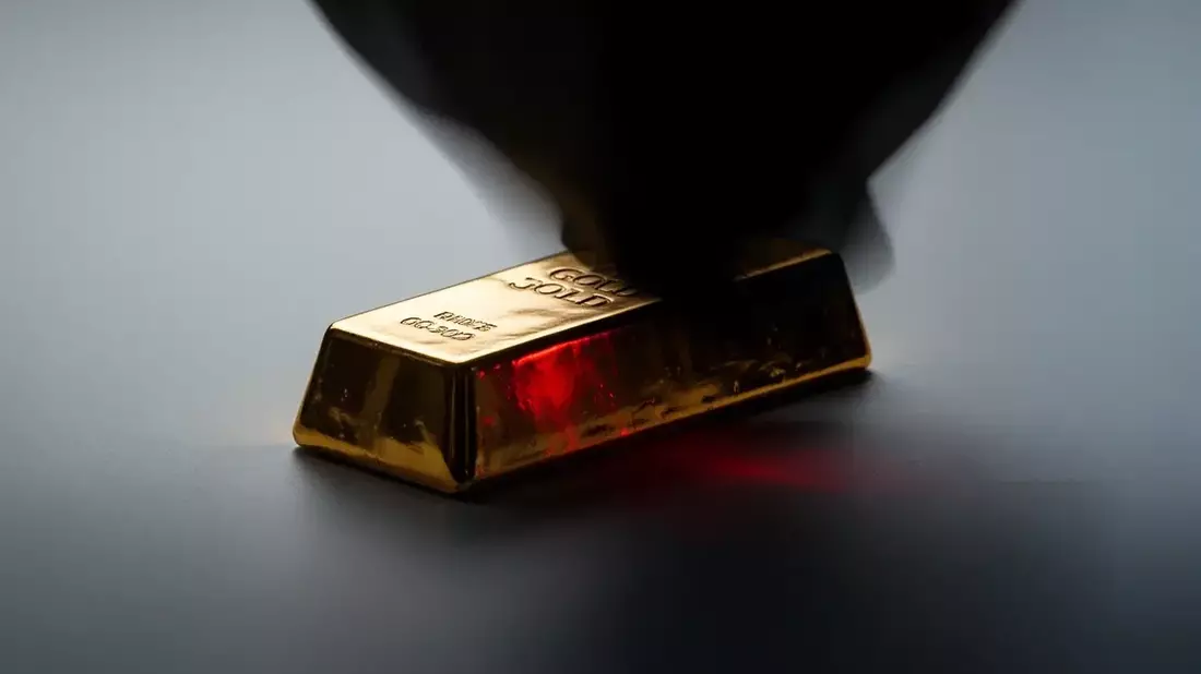 Gold Slides Toward $4,000 as Hawkish Fed Signals Rate Hike in 2026
