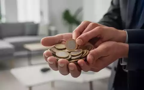 Nahaufnahme von Händen, die Euro-Münzen zählen, mit einem unscharfen Hintergrund, der Sparsamkeit und Budgetierung symbolisiert. - Foto: über boerse-global.de
