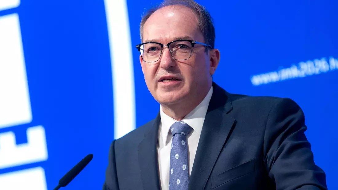 Bundesinnenminister Alexander Dobrindt (CSU) will deutlich mehr Abschiebungen nach Afghanistan. (Archivbild) - Bild: Daniel Bockwoldt/dpa