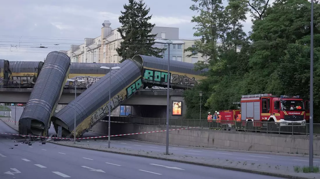 Auf der Eisenbahnbrücke, wo die Gleise über eine Weichenverbindung zusammengeführt werden, soll ein Güterzug auf das Gleis mit dem anderen Zug geleitet worden sein. - Bild: Ehsan Monajati/dpa