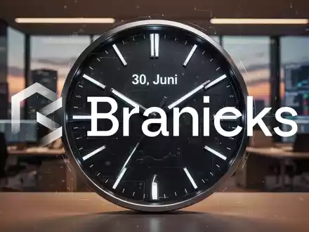 Nahaufnahme einer modernen Uhr, die kurz vor Mitternacht steht, mit digitalem Datum 30. Juni. Im Hintergrund ein unscharfes Büro. - Foto: über boerse-global.de