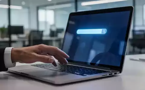 A person's hand hovering over a laptop keyboard with a glowing search bar on screen, reflecting blue light. - Foto: über boerse-global.de