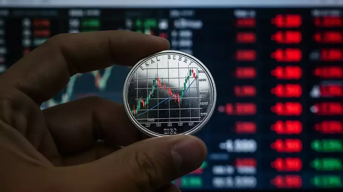 Plata: caída del 16% en un mes pese a déficit global y demanda tecnológica