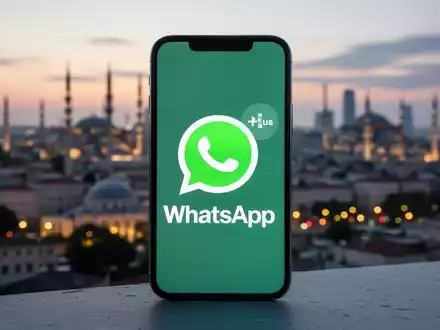 Smartphone with WhatsApp Plus logo against a blurred backdrop of a modern Turkish city at dusk, symbolizing digital expansion. - Foto: über boerse-global.de