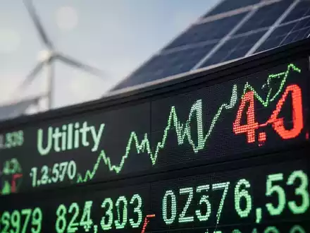 Nahaufnahme eines Börsentickers, der einen steigenden Aktienkurs anzeigt, mit einer stilisierten Windkraftanlage im unscharfen Hintergrund. - Foto: über boerse-global.de