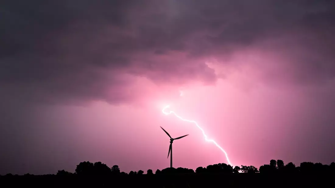 Immer wieder gab es am Wochenende teils heftige Gewitter. - Bild: Julian Stratenschulte/dpa